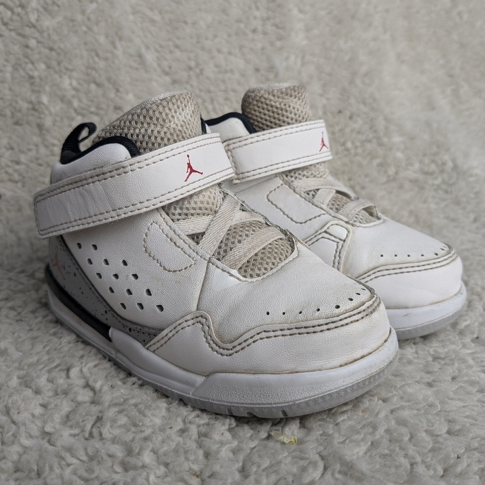 Jordan Kids White Sneakers Size 7 In Good Used Condition